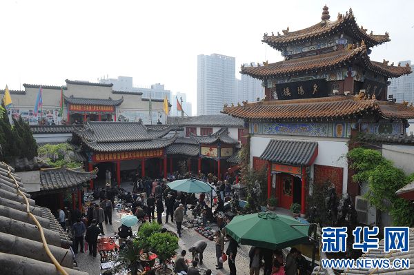 郑州古玩城里“跳蚤市场”生意兴隆