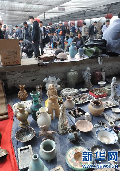 郑州古玩城里“跳蚤市场”生意兴隆