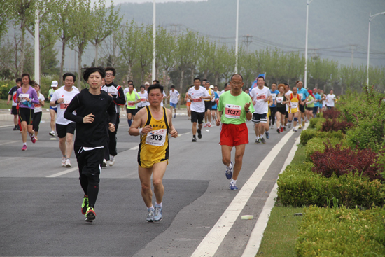 中国选手勇夺大连国际马拉松赛女子全程桂冠