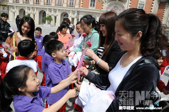 天津：低保、单亲、外来务工子女圆梦母亲节