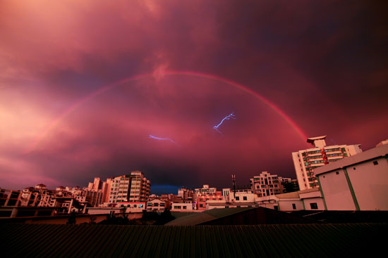 海口上空同现彩虹闪电景观