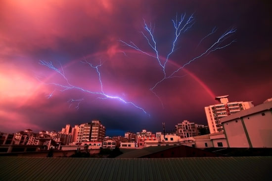 海口上空同现彩虹闪电景观