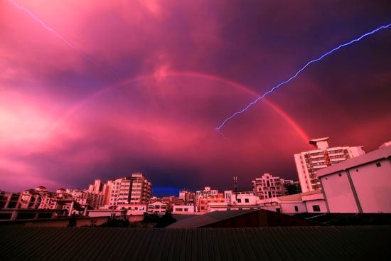 海口上空同现彩虹闪电景观