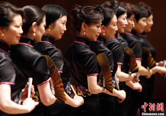 上海女孩身穿旗袍参加成人礼