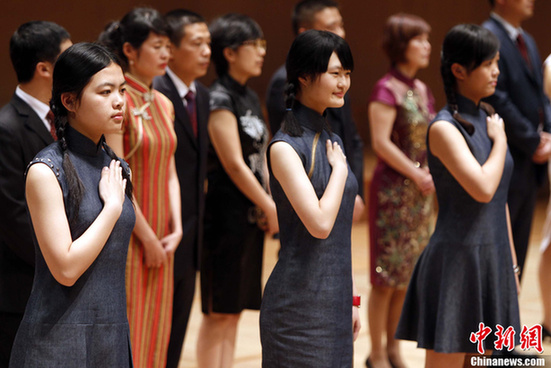 上海女孩身穿旗袍参加成人礼