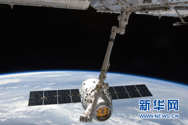 “龙”飞船平安返回地球