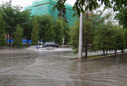 新疆库尔勒出现罕见强劲暴雨