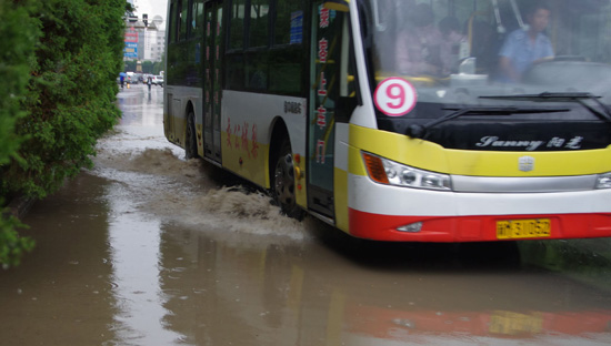 新疆库尔勒出现罕见强劲暴雨