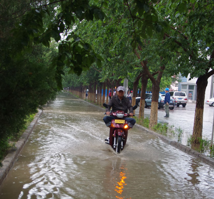 新疆库尔勒出现罕见强劲暴雨