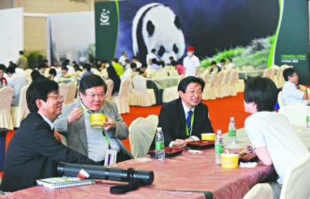 吃盒饭的国际大会，值！