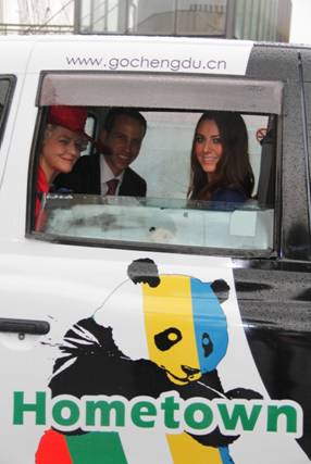 英国女王”搭乘大熊猫出租车共庆登基60周年