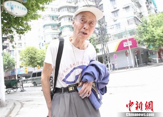南京有个“高考狂” 83岁高龄第12次上考场