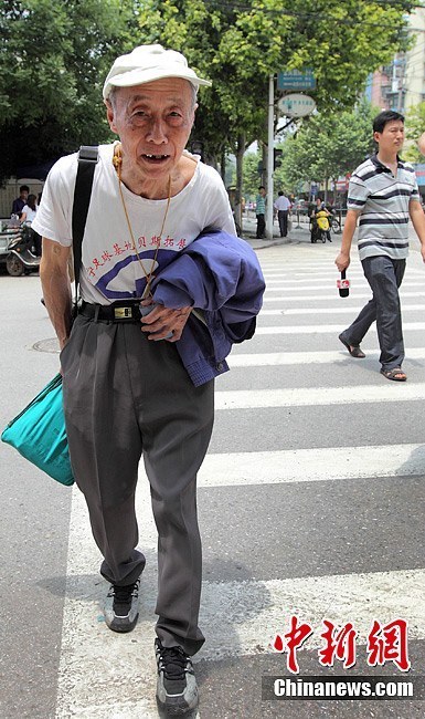 南京83岁老人为圆大学梦第12次参加高考