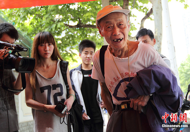 南京83岁老人为圆大学梦第12次参加高考