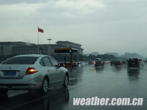 北京出现强雷雨天气 部分地区遭遇大风冰雹(图)