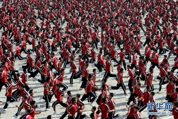 少林寺塔沟武校举行万人武术表演 拼出巨幅国旗图案