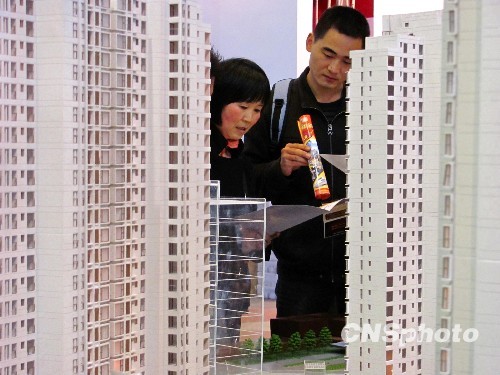 楼市成交量维持高位 开发商微调房价刺探市场