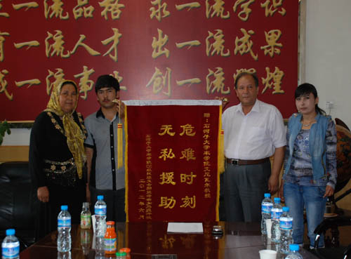 毕业生家人赶赴千里向艾尼瓦尔老师赠送锦旗