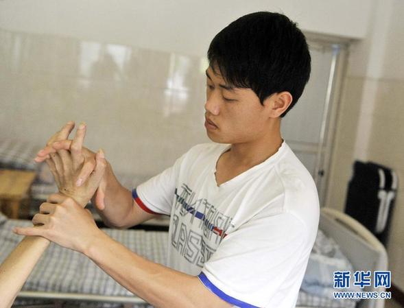 暨大研究生与弟弟不离不弃守护植物人父亲