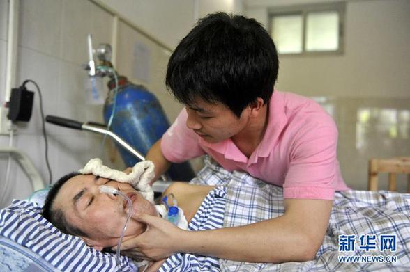 暨大研究生与弟弟不离不弃守护植物人父亲
