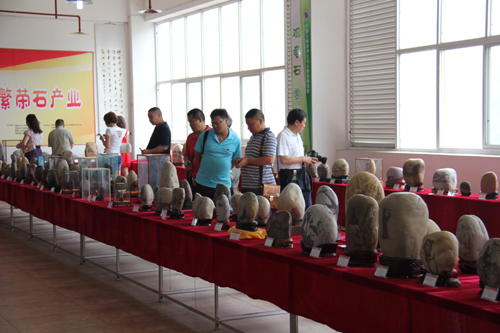 中国首届金沙江奇石艺术博览会展品令人叹为观止