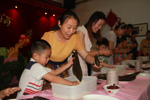 淄博市周村区幼儿园师生一起包粽子