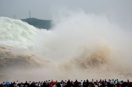 黄河小浪底水利枢纽工程调水调沙 现飞瀑胜景