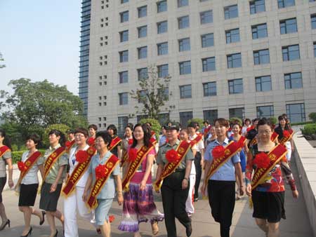 陕西省妇联召开创先争优暨五好文明家庭创建活动表彰大会