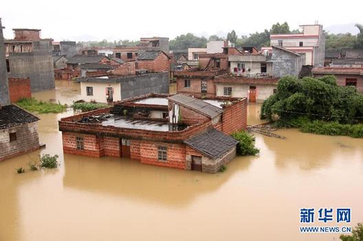 我国南方多地遭遇强降雨 部分地区成“泽国”