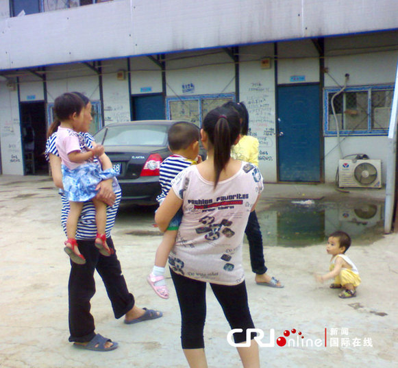 探访南京最大民工夫妻房 专家称可缓解性荒