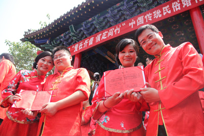 周村古商城举行中国传统民俗集体婚礼