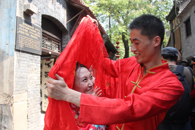 周村古商城举行中国传统民俗集体婚礼