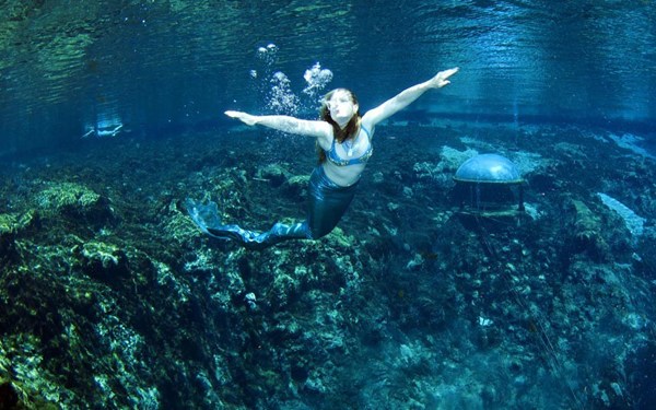 海中女神变身记：美国美人鱼训练营