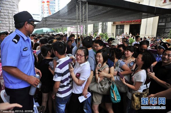 浙江温岭“最便宜楼盘”开盘 市民彻夜排队疯抢