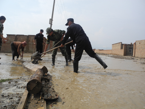 新疆塔城边防官兵参与抗洪抢险确保群众生命财