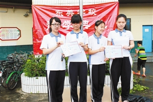 深圳高中学长募捐千元 帮助邻校学弟学妹