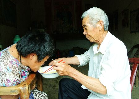 河南古稀老人照顾残疾女儿40年(组图)