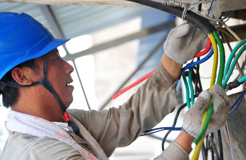 安徽肥西：党员服务队战高温保供电