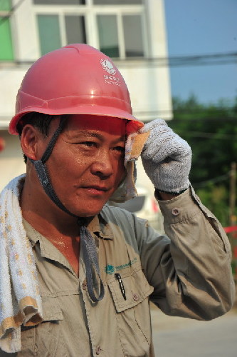 安徽肥西：党员服务队战高温保供电