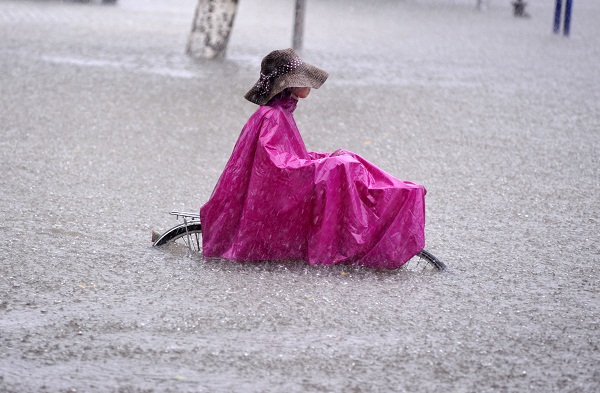 “韦森特”致海口持续暴雨 多路段积水影响出行