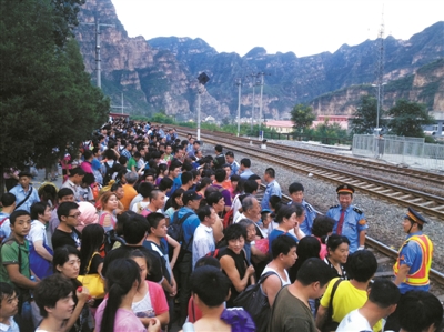 北京铁路局组织临客送游客返京 共疏导1.2万名游客