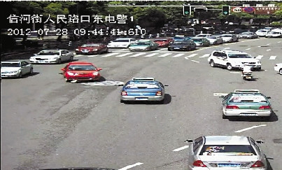 “奇迹姐”被卷入车底碾压拖行5米仅轻微擦伤(图)