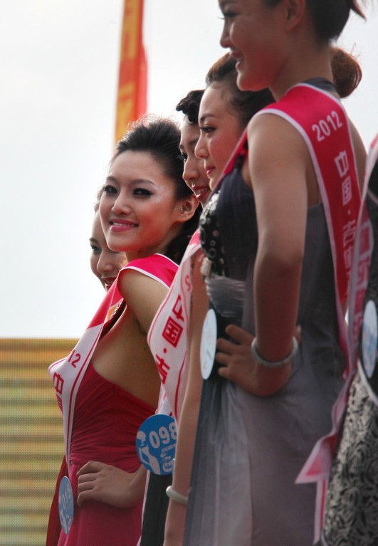 90后长春女孩获选形象大使 身材惹火