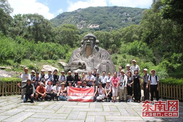 组图:东南网博友采风团游清源山 赏美景听传说