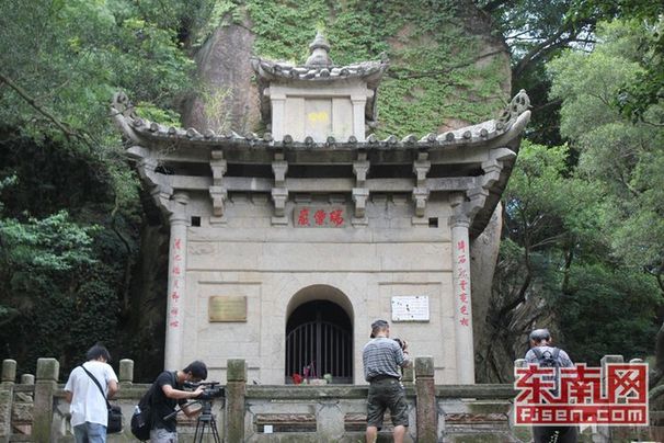 组图:东南网博友采风团游清源山 赏美景听传说
