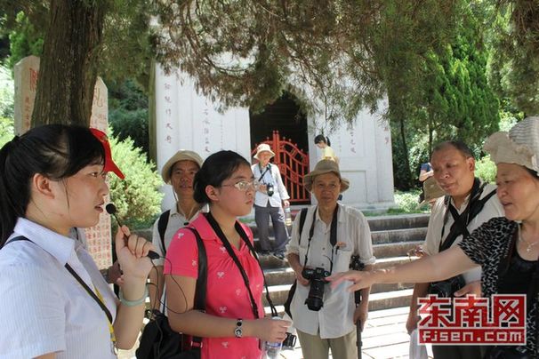 组图:东南网博友采风团游清源山 赏美景听传说