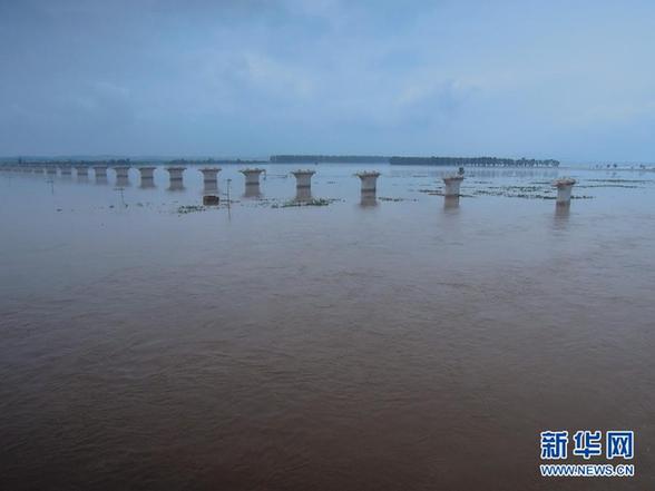 台风暴雨逼停京哈线70趟列车 冲锋舟进车站