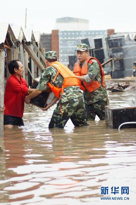 台风暴雨逼停京哈线70趟列车 冲锋舟进车站