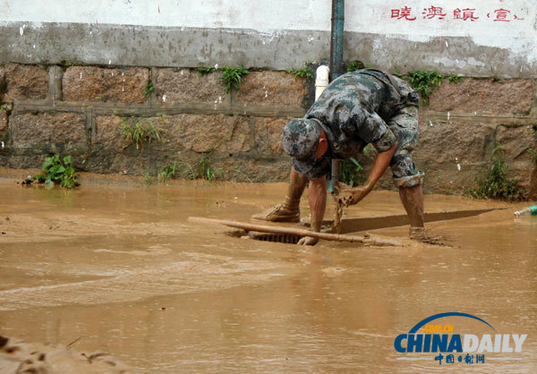福建连江：海防旅官兵帮助受灾群众清理淤泥