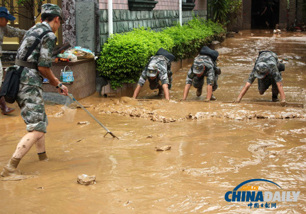 福建连江:海防旅官兵帮助受灾群众清理淤泥